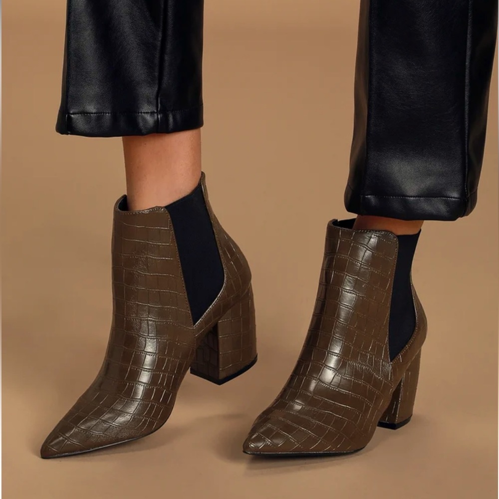 Lulu’s Olive green crocodile pointed toe ankle booties Sz 9